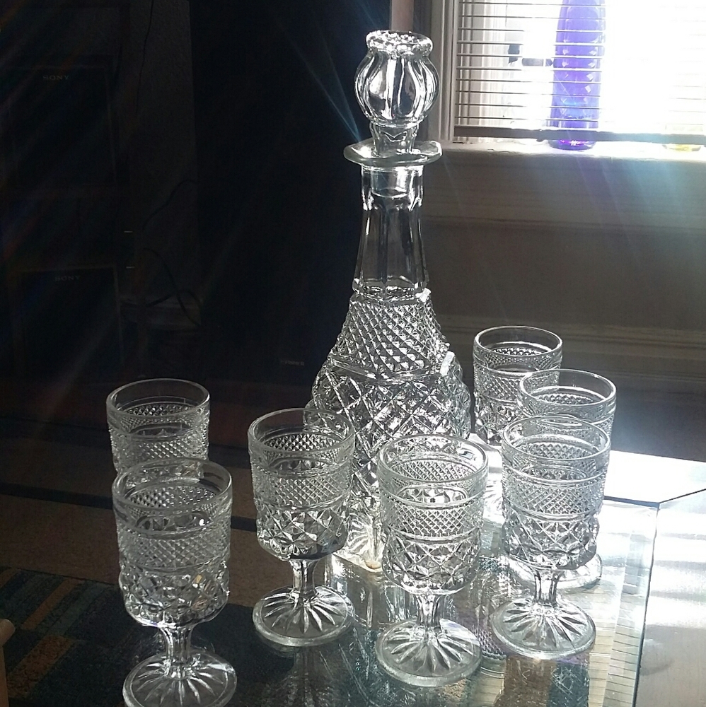 Vintage Decanter with 7 glasses